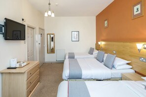 Classic Quadruple Room | Laptop workspace, blackout drapes, iron/ironing board, free WiFi - Comfort Inn Blackpool Gresham (Blackpool)