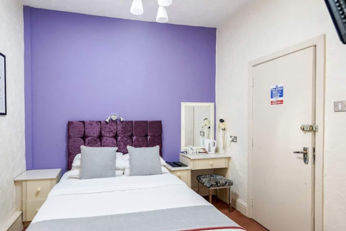 Comfort Single Room | Laptop workspace, blackout drapes, iron/ironing board, WiFi (free)
