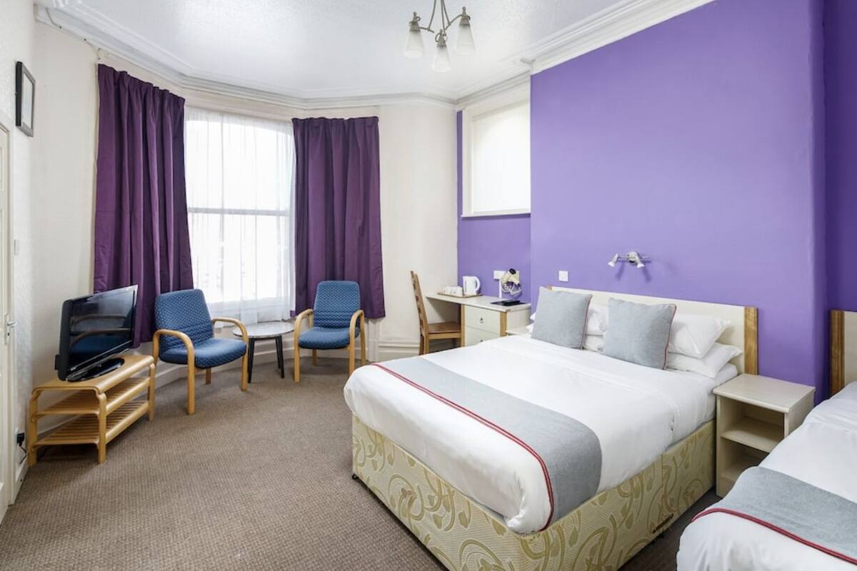 Comfort Triple Room | Laptop workspace, blackout drapes, iron/ironing board, WiFi (free)