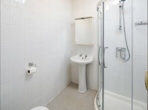 Classic Quadruple Room | Bathroom | Shower, free toiletries, hair dryer, towels - Comfort Inn Blackpool Gresham (Blackpool)