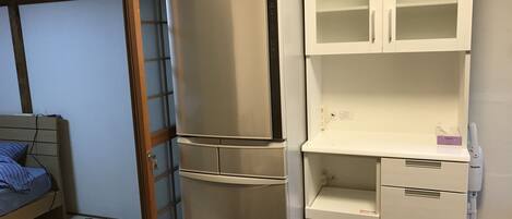 Televisión de pantalla plana, chimenea, oficina