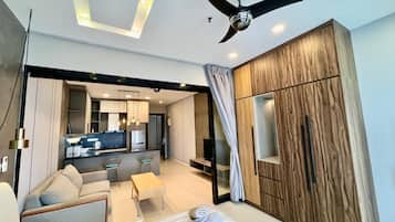 Grand Studio, 1 Queen Bed | Desk, iron/ironing board