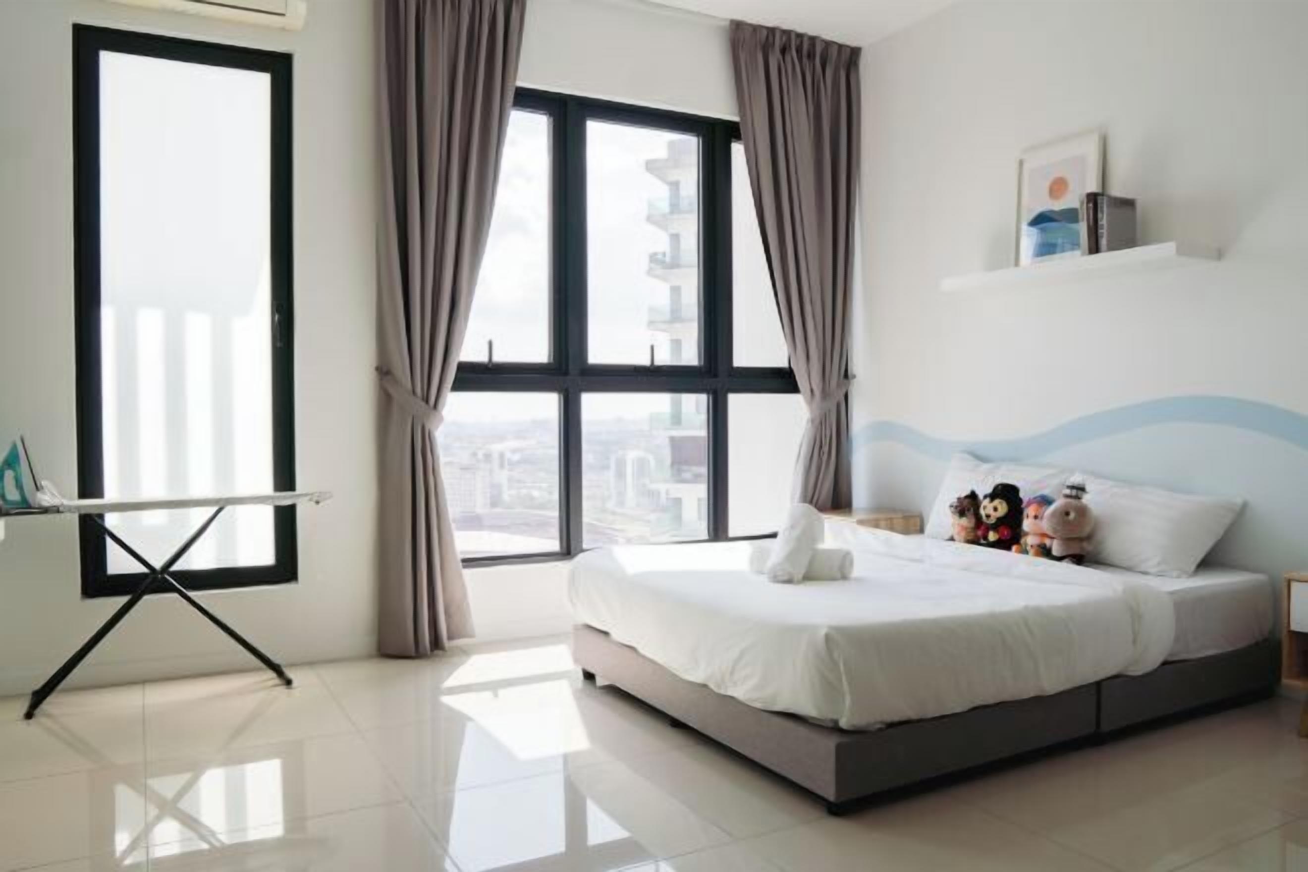 Escritorio y tabla de planchar con plancha