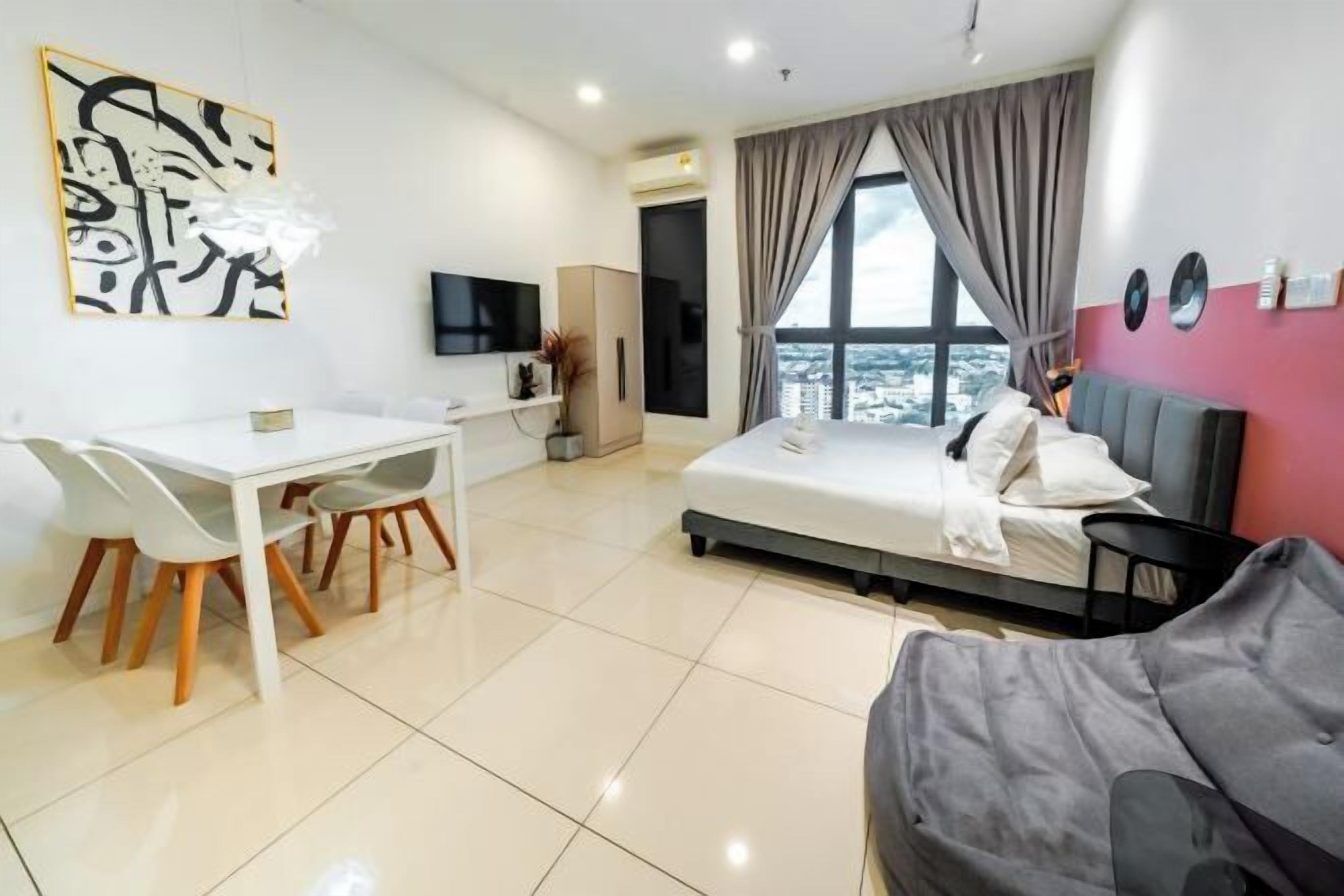 Escriptori i planxa i posts de planxar 