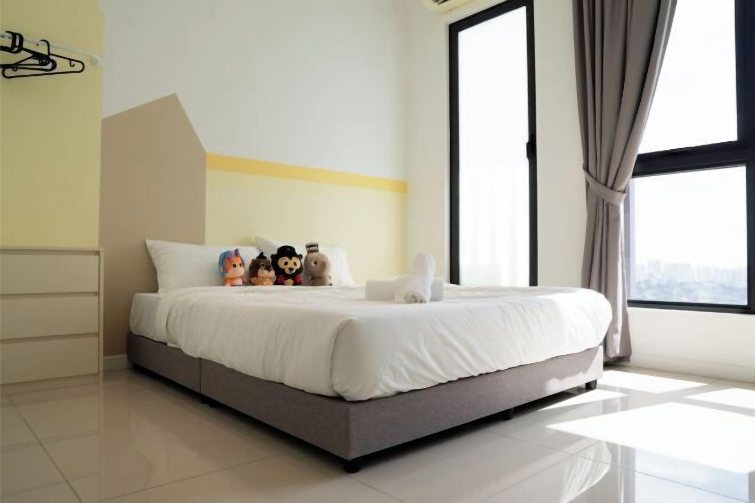 Een bureau, een strijkplank/strijkijzer