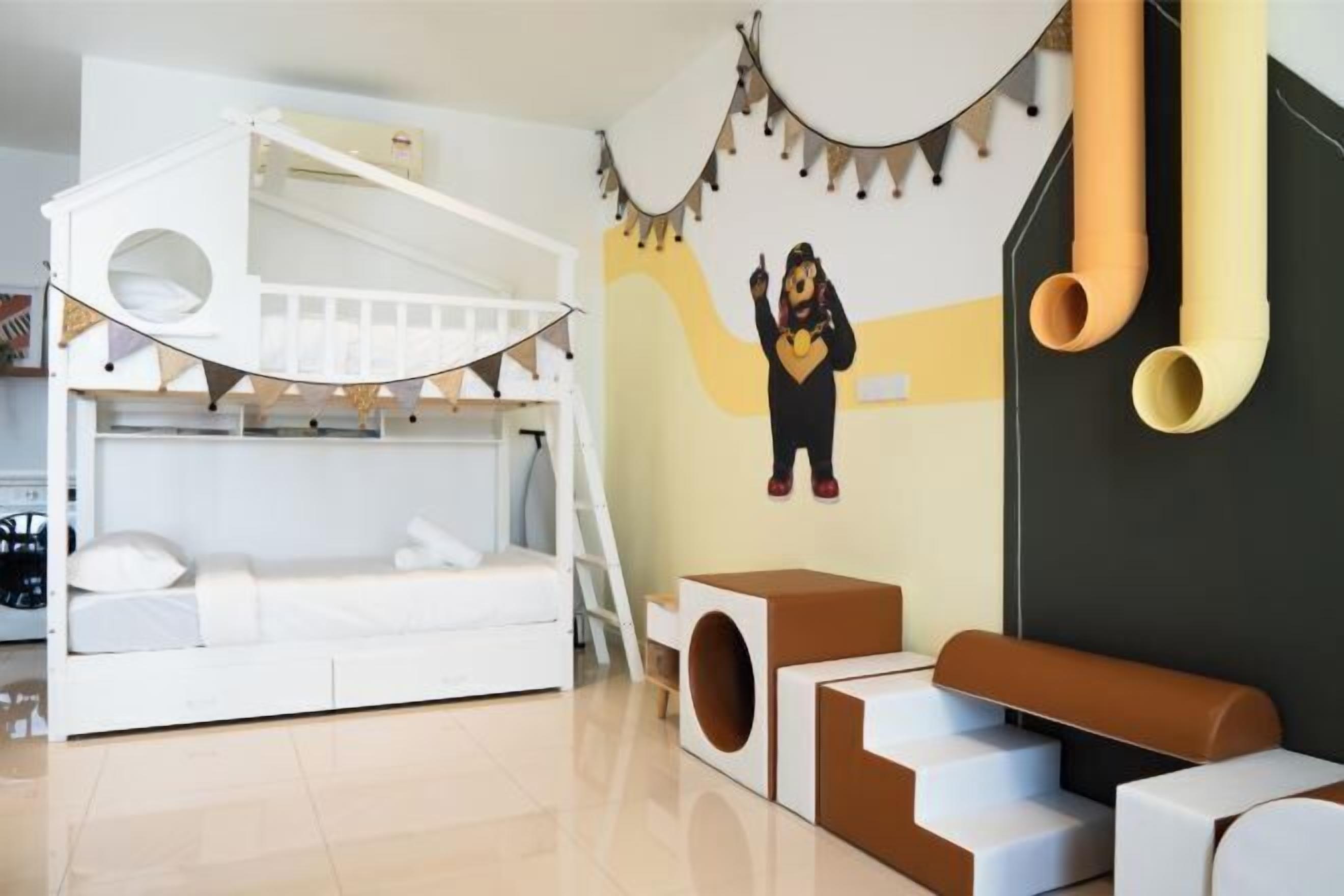 Escritorio y tabla de planchar con plancha