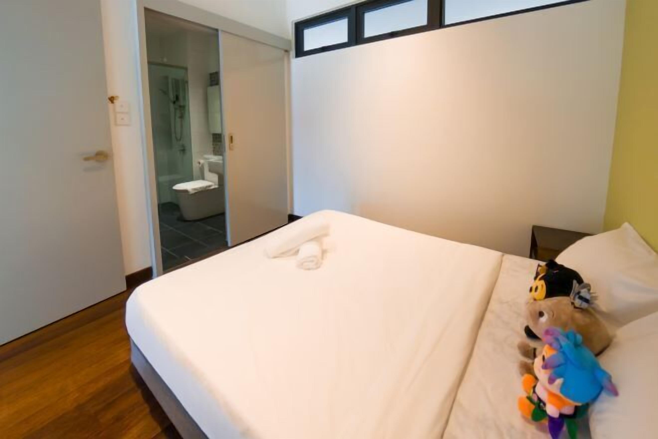 Escritorio y tabla de planchar con plancha