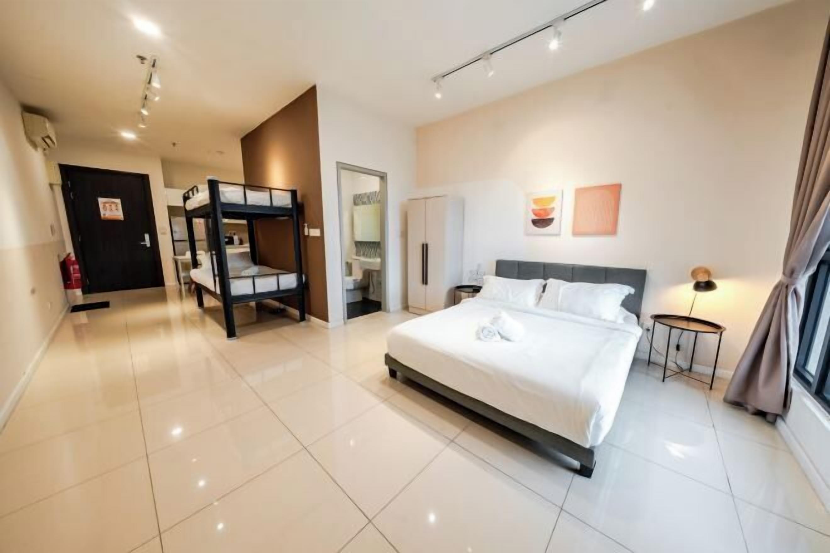 Escriptori i planxa i posts de planxar 