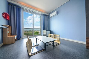 Sengetøy av topp kvalitet, blendingsgardiner og lydisolert