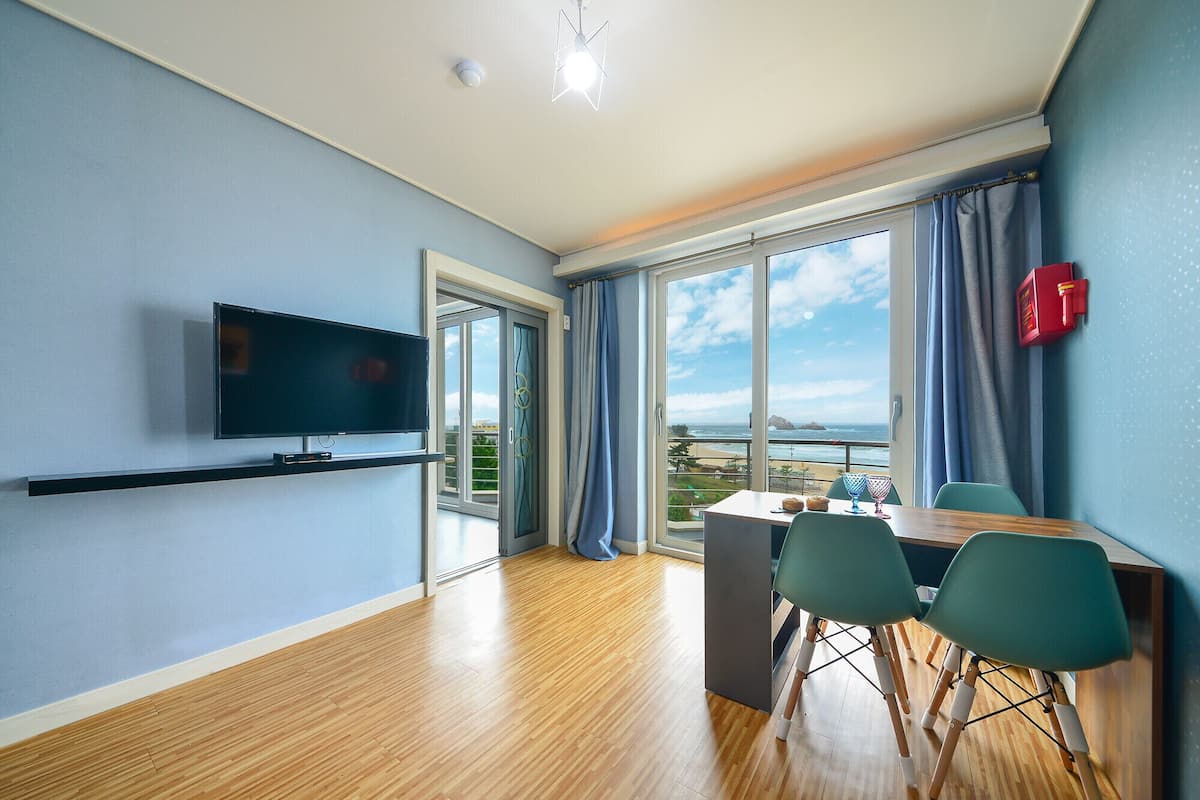 Habitación, 1 cama Queen size, vista al océano (with Living Room) | Sala de estar | Televisión LED de 40 pulgadas con canales por cable y televisión