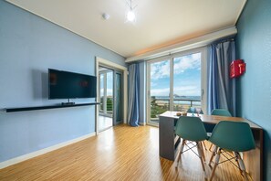 Rom, 1 queensize-seng, havutsikt (with Living Room) | Oppholdsrom | En 40-tommers LED-TV med kabel-kanaler samt TV og filmkjøp