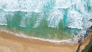 A beach with waves crashing onto the shore. - Goseong Bokee House (Goseong)