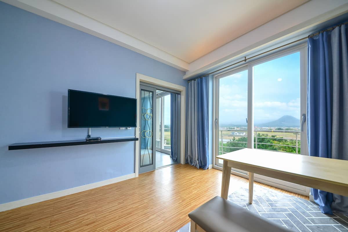 Habitación tradicional, vista a la montaña (Ondol, with Living Room) | Sala de estar | Televisión LED de 40 pulgadas con canales por cable y televisión