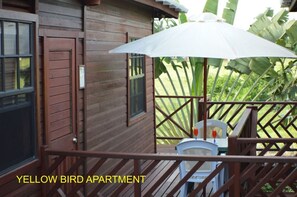 Property grounds - Yellow Bird Apartment in Blue Ocean Cottage in Silver Sands (Silver Sands)