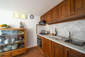 Frigorifero, microonde, forno, piano cottura