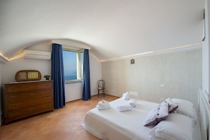 2 bedrooms, iron/ironing board, travel cot, free WiFi