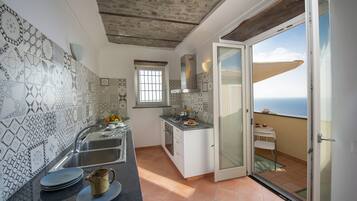 Coffee/tea maker, fridge, oven, stovetop