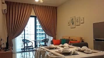 Family Suite, 2 Bedrooms | Ruang tamu | TV skrin rata