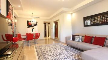 Apartamento, 2 habitaciones, terraza | Sala de estar | Una televisión de pantalla plana