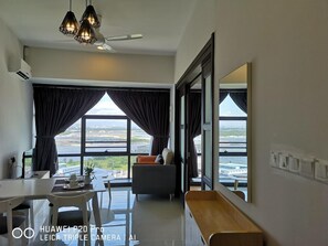 Suite Deluxe | Área de sala de estar | Televisión de pantalla plana 