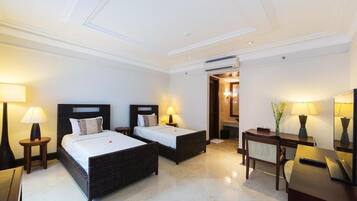 Deluxe Twin Room | 1 bedroom, minibar, in-room safe, desk