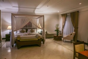 ห้องสวีท | มินิบาร์, ตู้นิรภัยในห้องพัก, โต๊ะทำงาน, พื้นที่ทำงานแบบใช้แล็ปท็อป