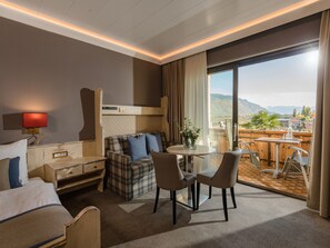 高级双人房 | 起居区 | 32-英寸电视（配备卫星频道）