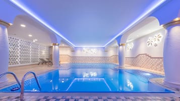 Indoor pool, sun loungers