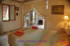 1 chambre, coffres-forts dans les chambres, fer et planche à repasser