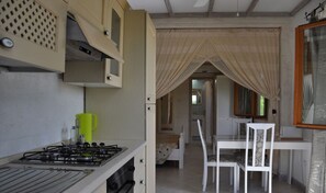 Kühlschrank, Ofen, Herdplatte, Wasserkocher mit Kaffee-/Teezubehör