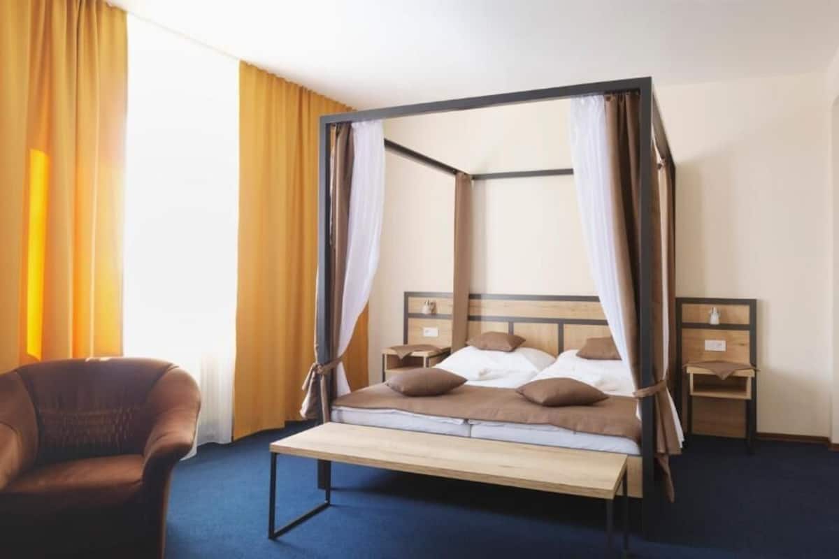 Junior Double or Twin Room | In-room safe, WiFi (free), bed sheets
