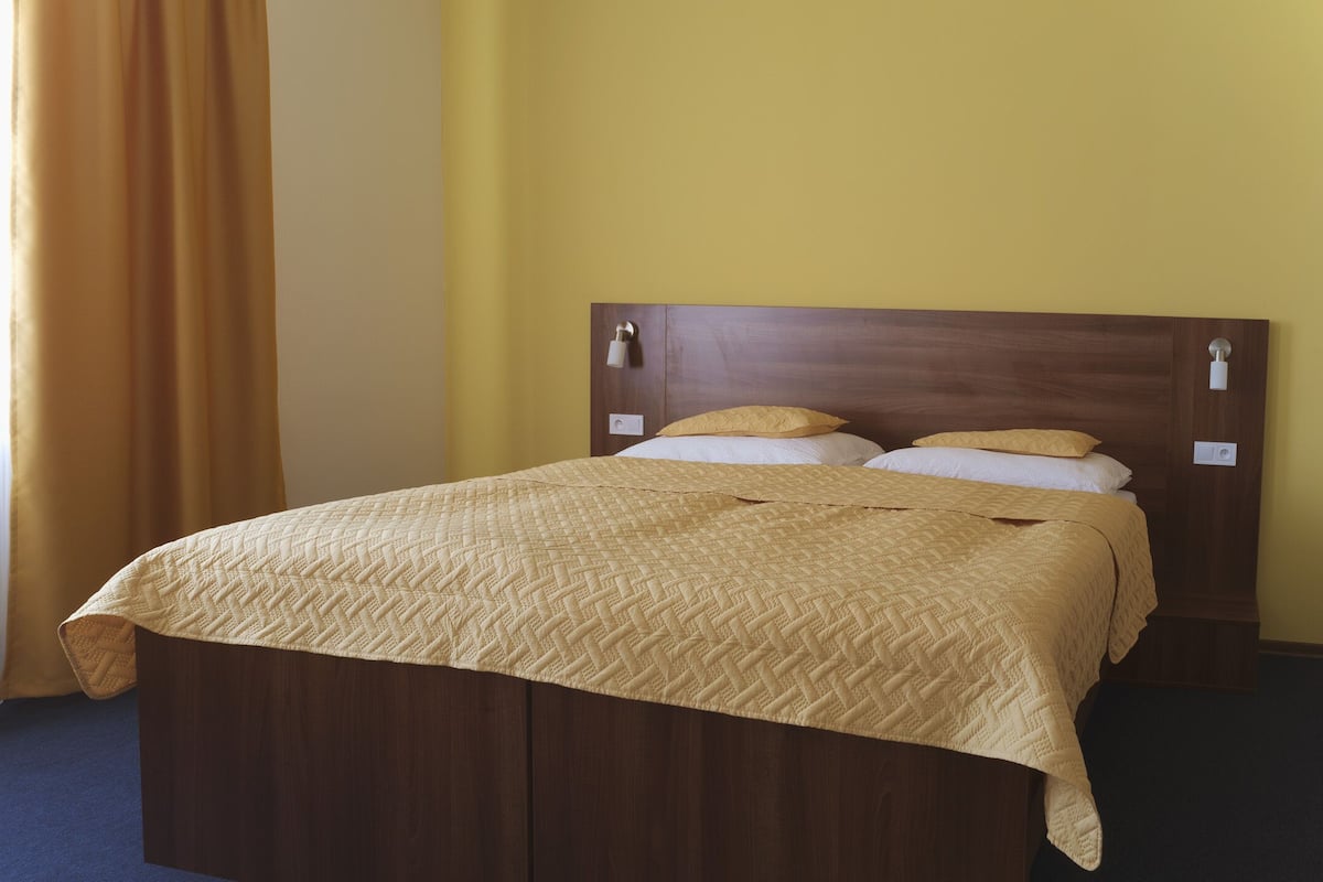 1 dormitorio, caja fuerte, wifi gratis y ropa de cama