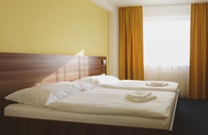 Eenvoudige kamer, 1 twee- of 2 eenpersoonsbedden | Een kluis op de kamer, gratis wifi, beddengoed