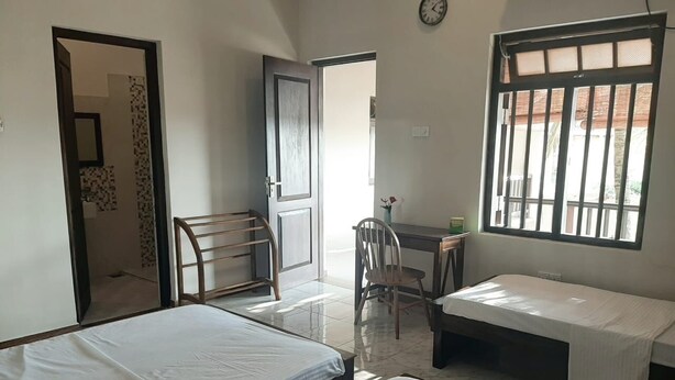 Triple Room | Desk, laptop workspace, blackout curtains, soundproofing - Pearl Nest (Galle)