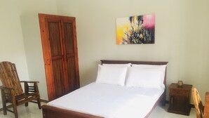 Double Room | Desk, laptop workspace, blackout curtains, soundproofing - Pearl Nest (Galle)