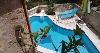MAISON AVEC PISCINE AU CALME DANS UN JOLI VILLAGE A 30 KM DE LA CANEE