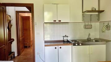 Frigorifero, microonde, forno, piano cottura