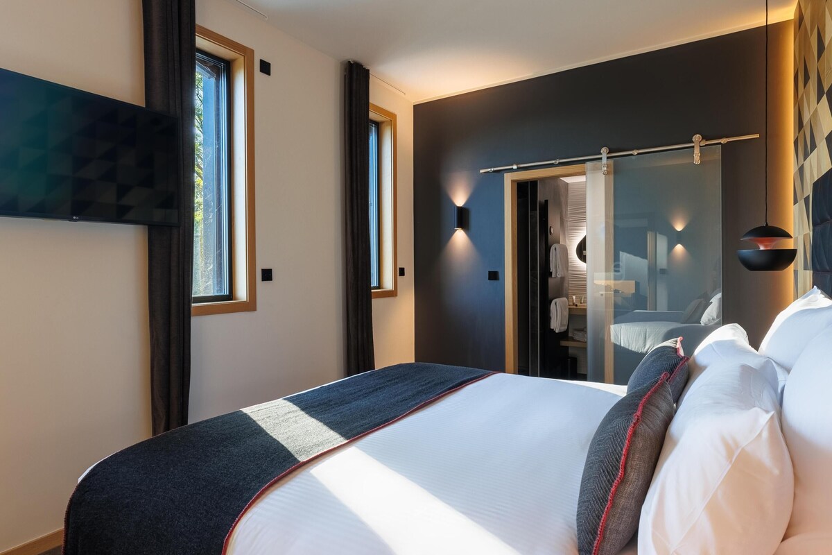 Chambre Prestige, 1 très grand lit, non-fumeur, foyer | Salle de bain | Articles de toilette (gratuits), séchoir à cheveux, serviettes fournies