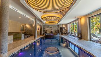 Behandelingskamers voor koppels, een sauna, een stoombad