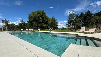 Piscine couverte, piscine extérieure (ouverte en saison)