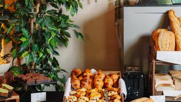 Bữa sáng buffet hàng ngày với phụ phí nhỏ