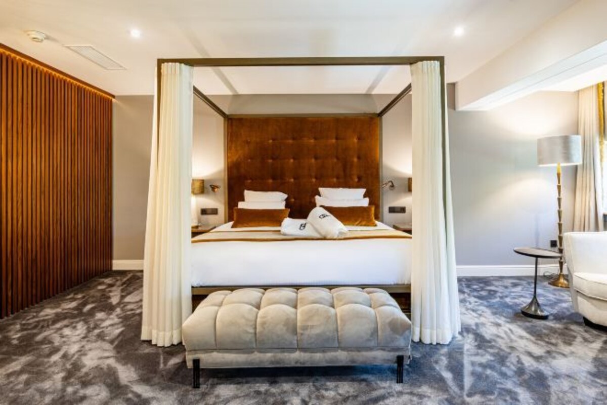 1 King Bed, Non-Smoking, Deluxe Room, Sofabed, Courtesy Tray, Bathrobe and Slippers, Free Spa Access