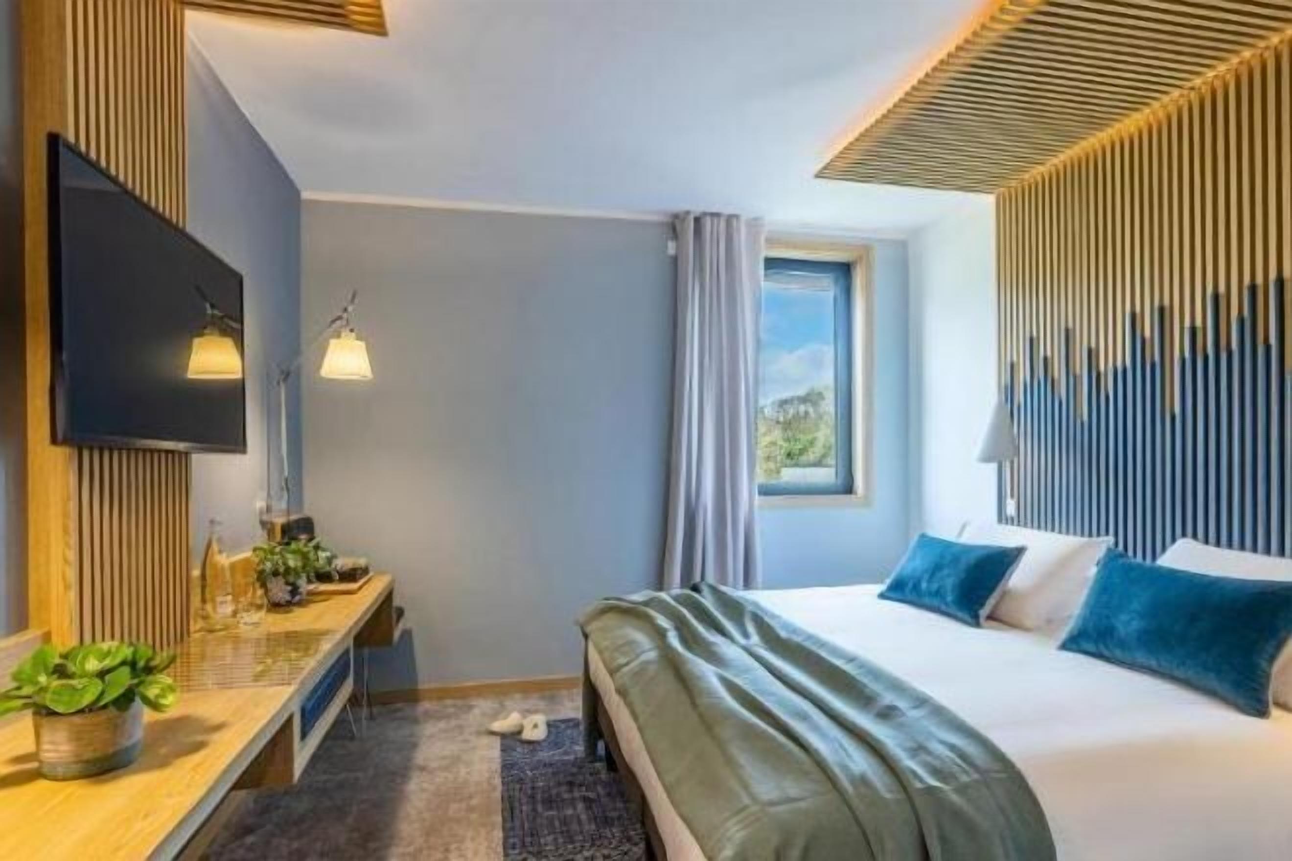 Ropa de cama de alta calidad, colchones con acolchado adicional, minibar