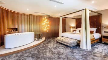 Deluxe Room, 1 King Bed with Sofa bed, Non Smoking (with Sofabed) | 1 bedroom, premium bedding, pillowtop beds, minibar