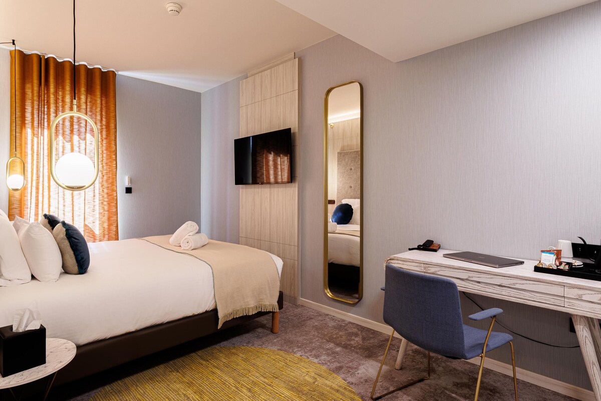 Chambre classique, 1 très grand lit, non-fumeur | Literie de qualité, lit avec matelas à plateau-coussin