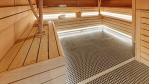 Una sauna con bancos de madera y suelo de baldosas.