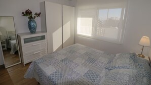 2 bedrooms, iron/ironing board, Internet, bed sheets - New sunny close to the beach sea views (Benalmádena)