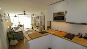 Coffee/tea maker, fridge, microwave, stovetop - New sunny close to the beach sea views (Benalmádena)