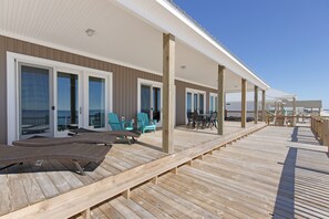 Outdoor dining - Shangri-LA | on the beach. Pool. Pets welcome. Large house (Dauphin Island)