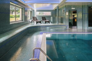室内游泳池，07:00 至 19:00 开  放，日光浴躺椅